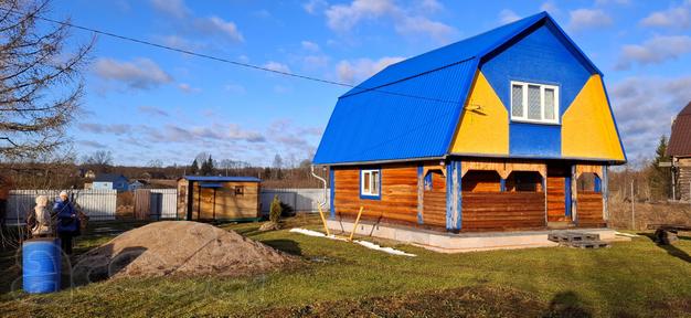 Бревенчатый дом с баней на высоком берегу реки Шелонь.