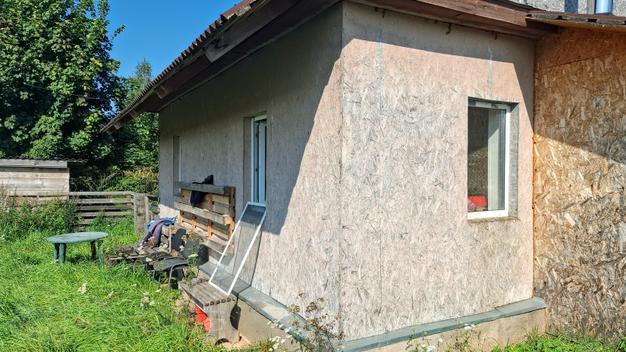 Дом полухуторного типа со всеми удобствами под Островом у реки в Псковской области, хороший торг.