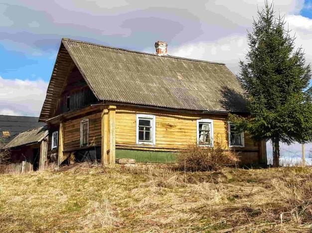 Домик с баней на живописном берегу реки, 50 соток земли. Торг.