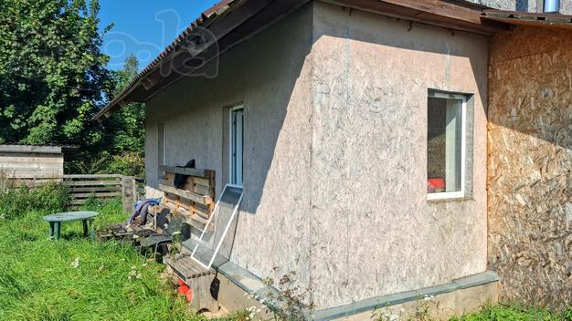 Дом полухуторного типа со всеми удобствами под Островом в Псковской области, хороший торг.